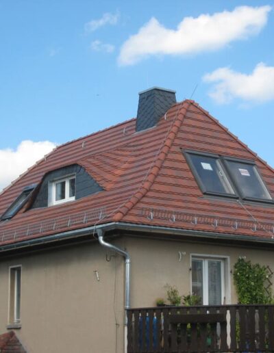 Biberschwanzkronendeckung Farbe Kohlebrand mit Gaube