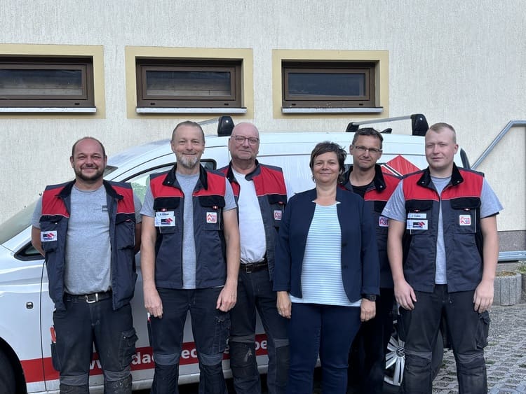 Teambild Gruppenbild aller Mitarbeitenden der Dachdeckerei Göbel